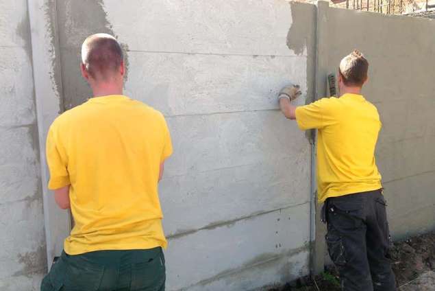 Het weg werken van een oude lelijke betonschutting uit de jaren 50.  We geven de schutting een nieuwe look met cement